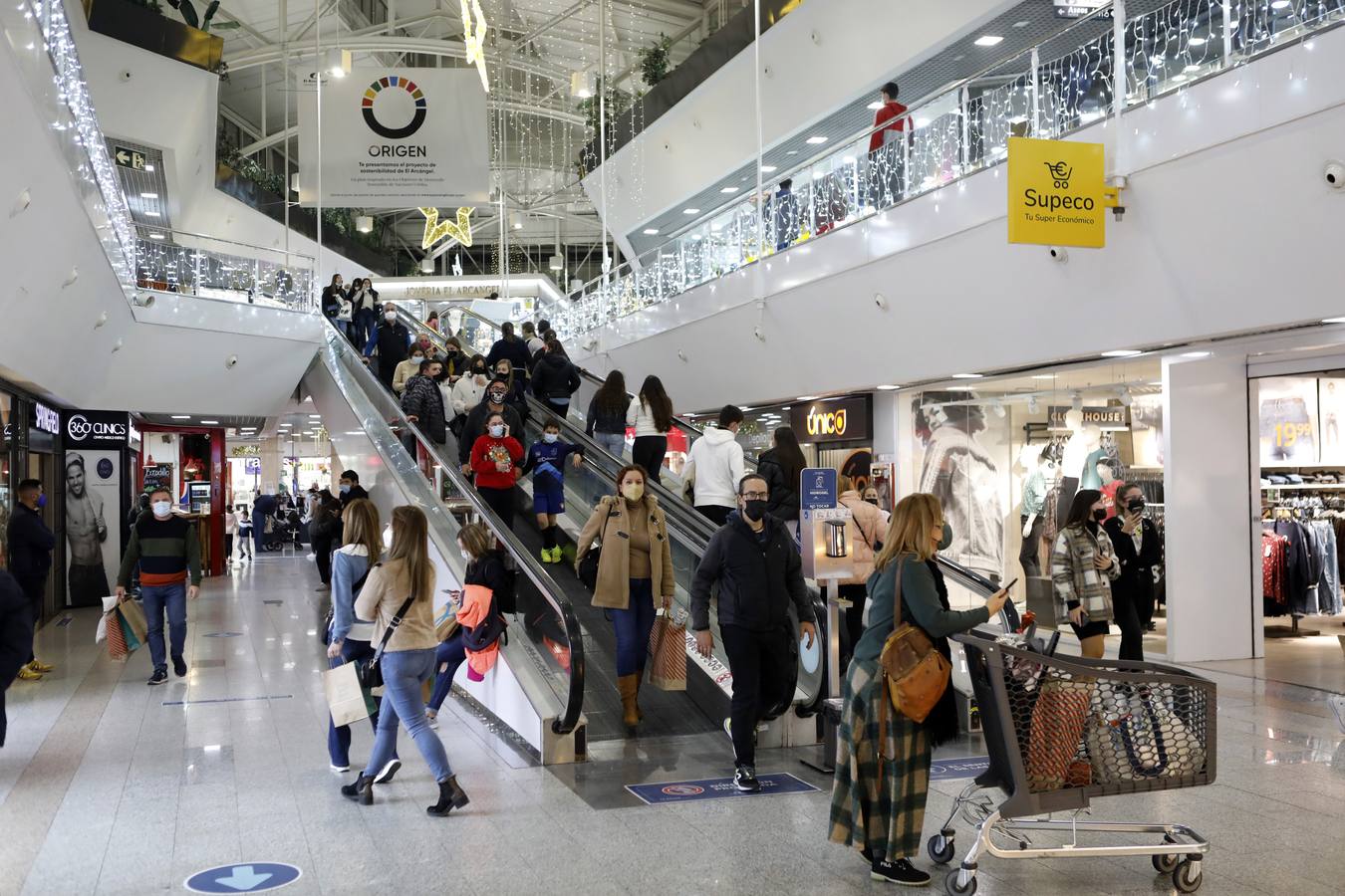 En imágenes, el público anima los centros comerciales de Córdoba