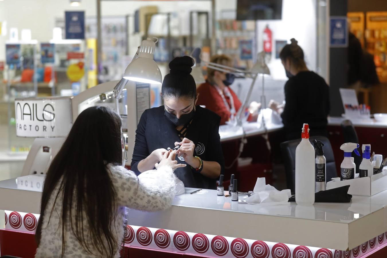 En imágenes, el público anima los centros comerciales de Córdoba