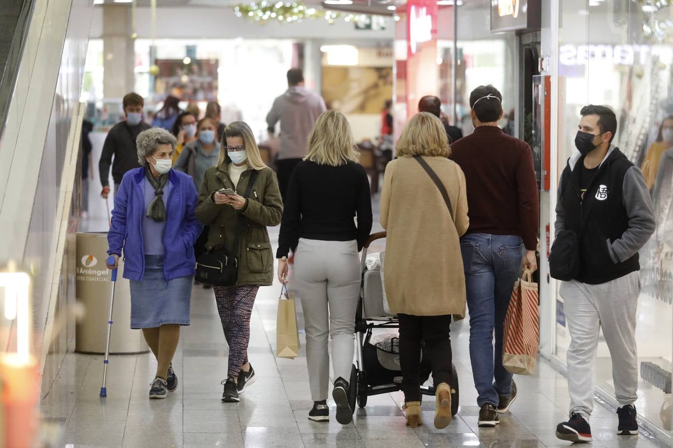 En imágenes, el público anima los centros comerciales de Córdoba