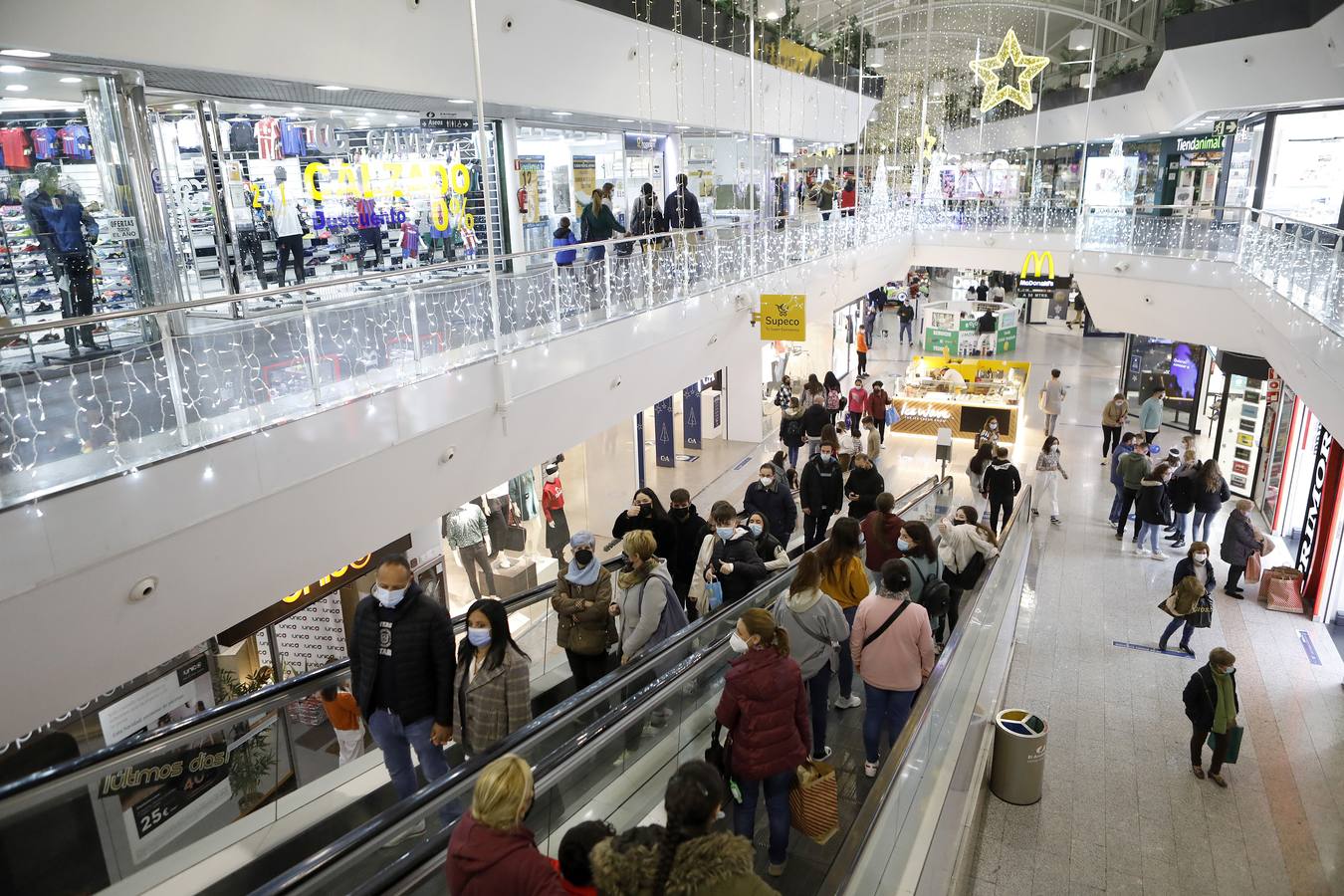 En imágenes, el público anima los centros comerciales de Córdoba