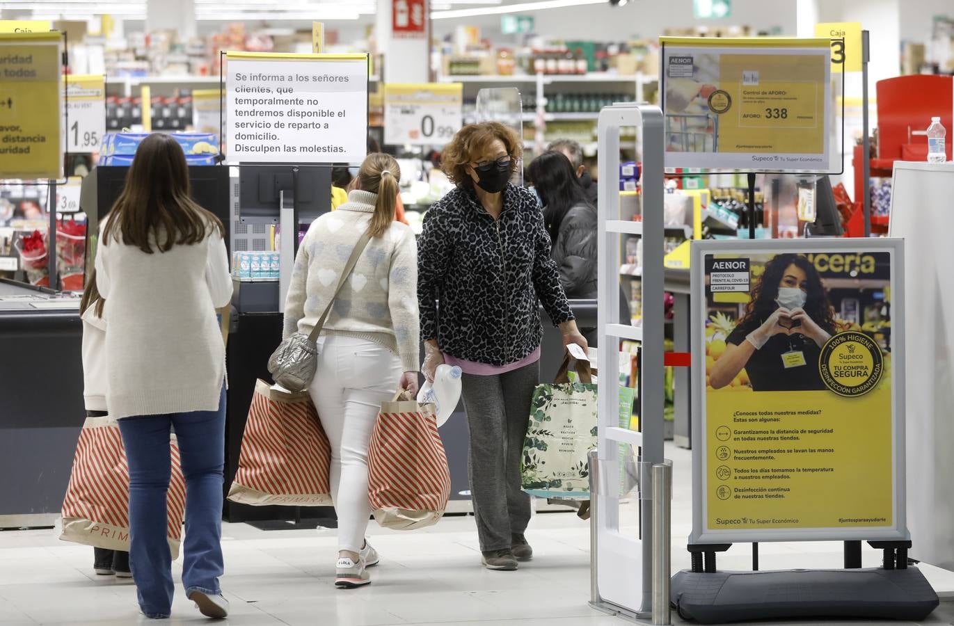 En imágenes, el público anima los centros comerciales de Córdoba