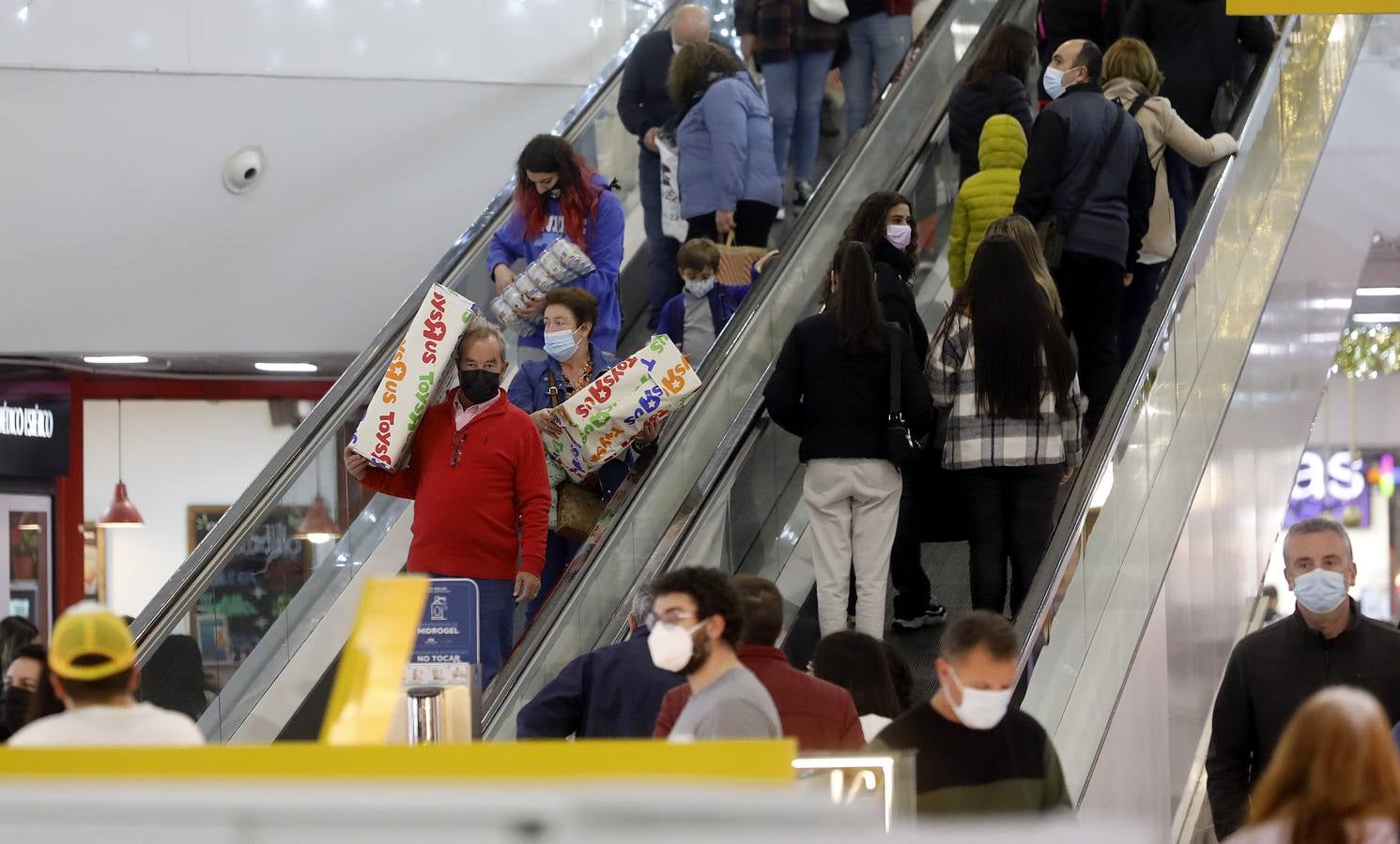 En imágenes, el público anima los centros comerciales de Córdoba