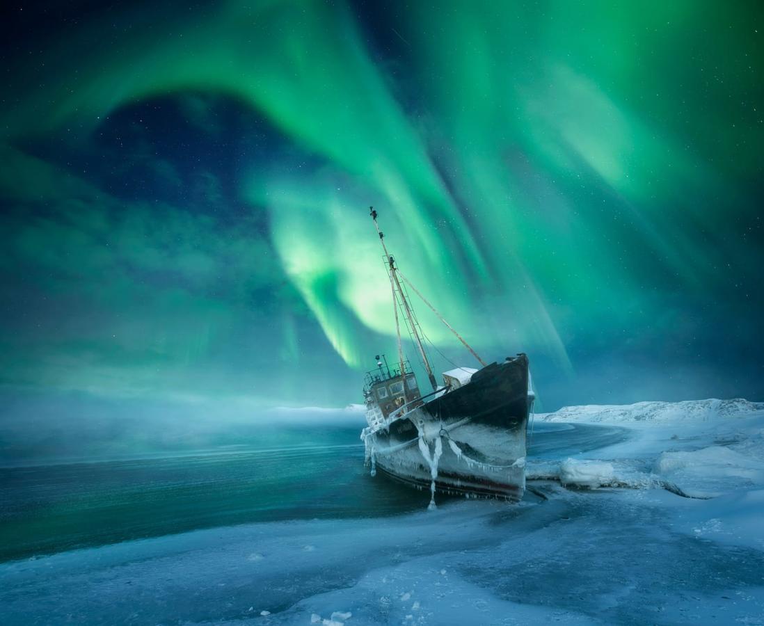 For the Northern Lights, Aleksey R.. Durante años se ha estado estudiando si las auroras boreales emiten, o no, sonidos. En 2016 un grupo de investigadores finlandeses afirmó que ese sonido no solo es real, sino que es perceptible para los oídos humanos. El sonido se relaciona con qué tan cerca están de la Tierra y teniendo en cuenta que aparecen frecuentemente a 100 kilómetros sobre la superficie terrestre esta teoría pierde fuerza. Algunos meteorólogos y físicos escépticos sugieren que se trata más bien de una ilusión auditiva.