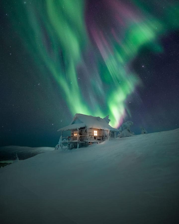 Santa's Cabin, Olli Sorvari. Estas mágicas luces, visibles gracias a la enorme carga energética que poseen –que contiene infinidad de átomos y moléculas–, aparecen en una franja de forma ovalada situada sobre la Tierra siempre en la misma posición en relación al sol.