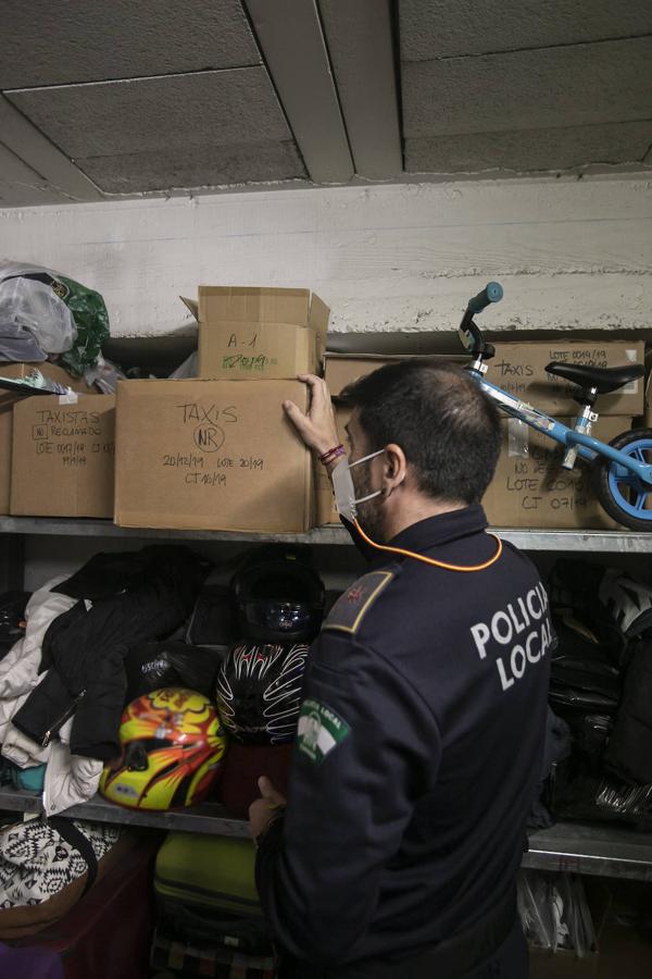 La oficina de Objetos Perdidos de la Policía Local de Córdoba, en imágenes