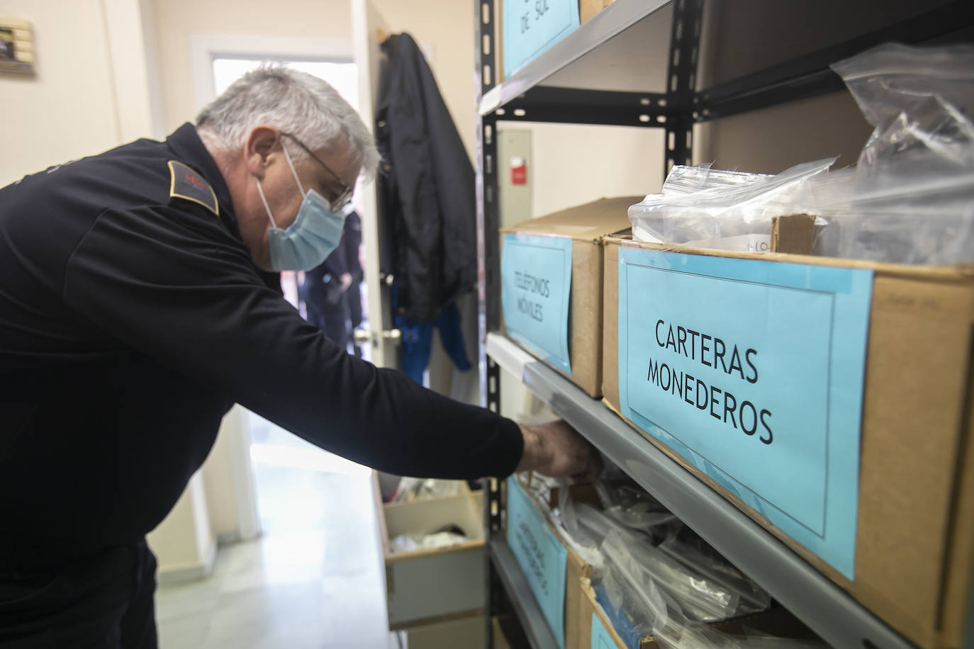 La oficina de Objetos Perdidos de la Policía Local de Córdoba, en imágenes