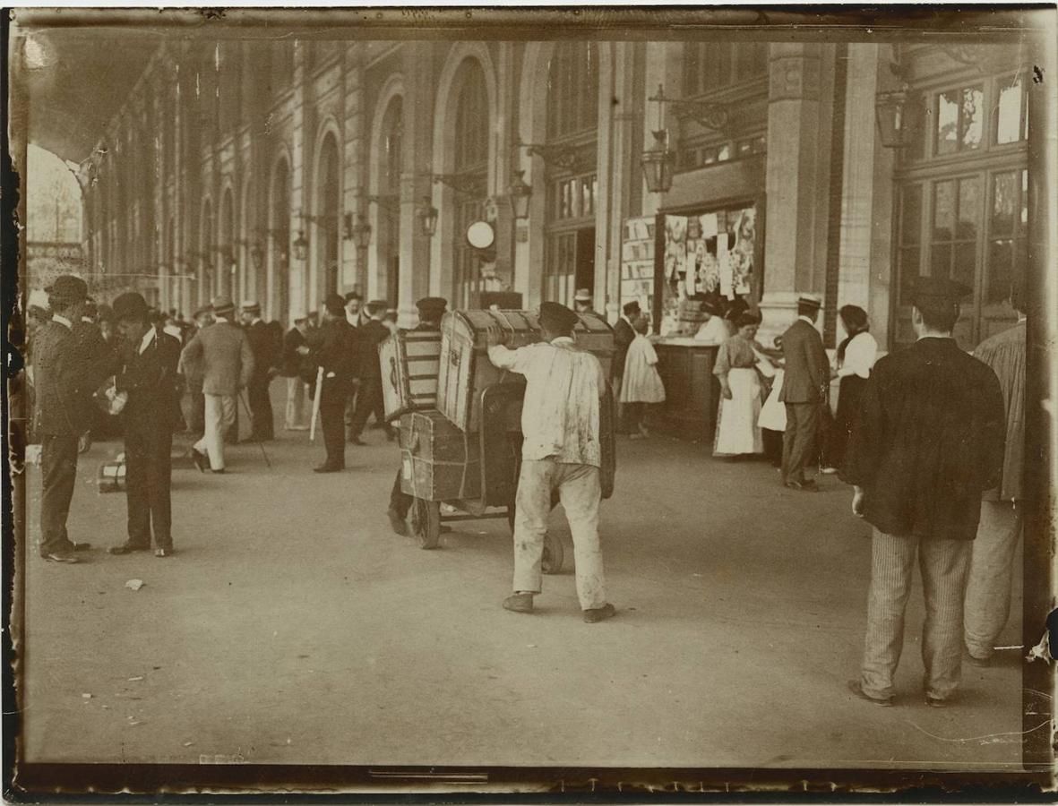 Un andén de la Estación del Norte en el que se puede ver el tránsito de viajeros y de equipajes (1906). 