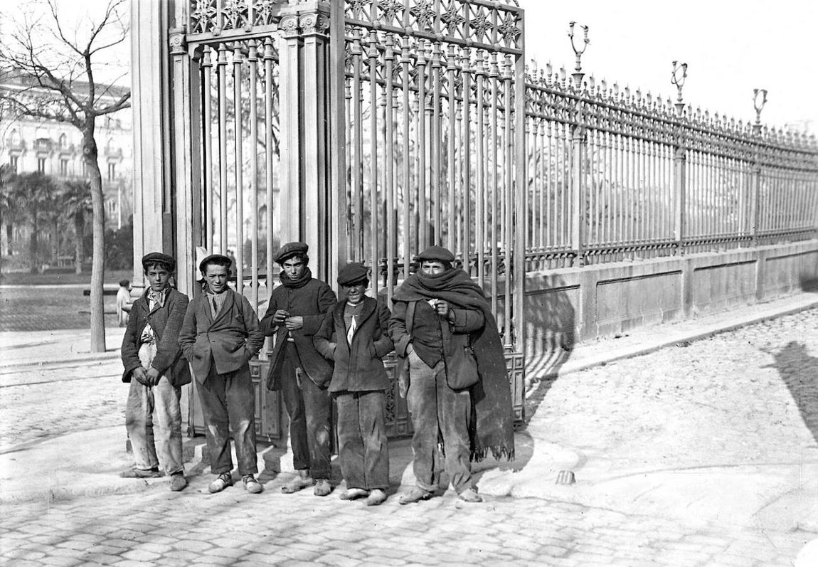 Sorteo de la Lotería de Navidad. Los ocupantes de los cinco primeros puestos de la cola para presenciar el sorteo (1912). 
