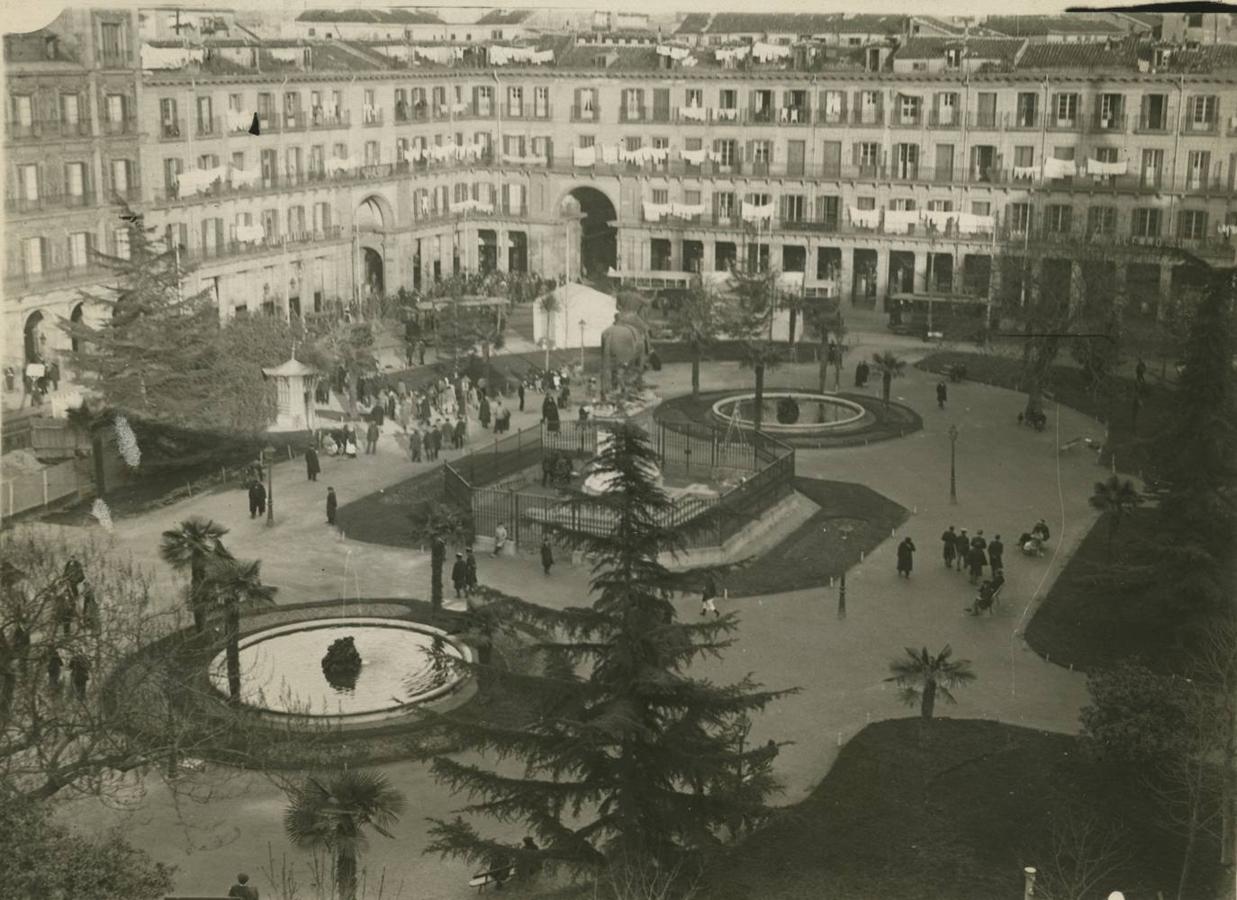 Vista de la Plaza Mayor, con el jardín central en el que había árboles, fuentes y parterres (1920). 