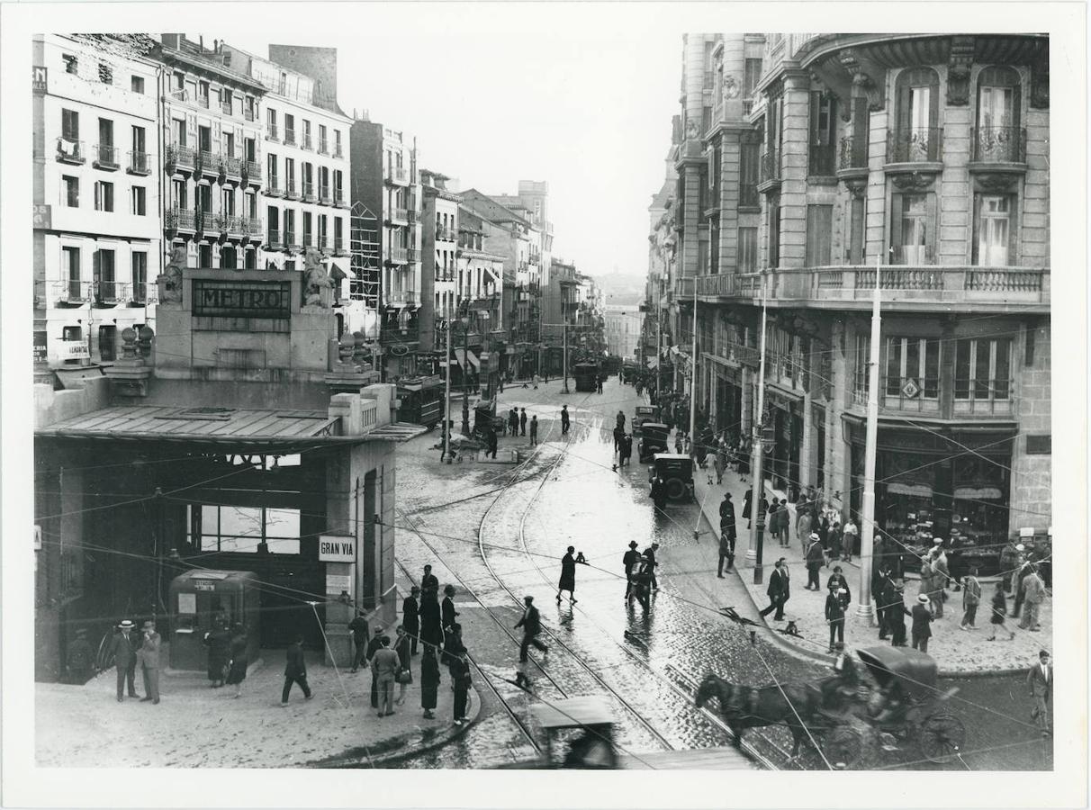 Templete de Palacios, obra de Antonio Palacios, en la Gran Vía esquina con la calle de la Montera, días después de empezar a funcionar como ascensor del Metro (1920). 