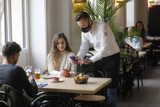 El pasaporte Covid en bares y restaurantes de Córdoba, en imágenes