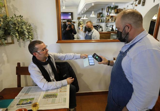 El pasaporte Covid en bares y restaurantes de Córdoba, en imágenes