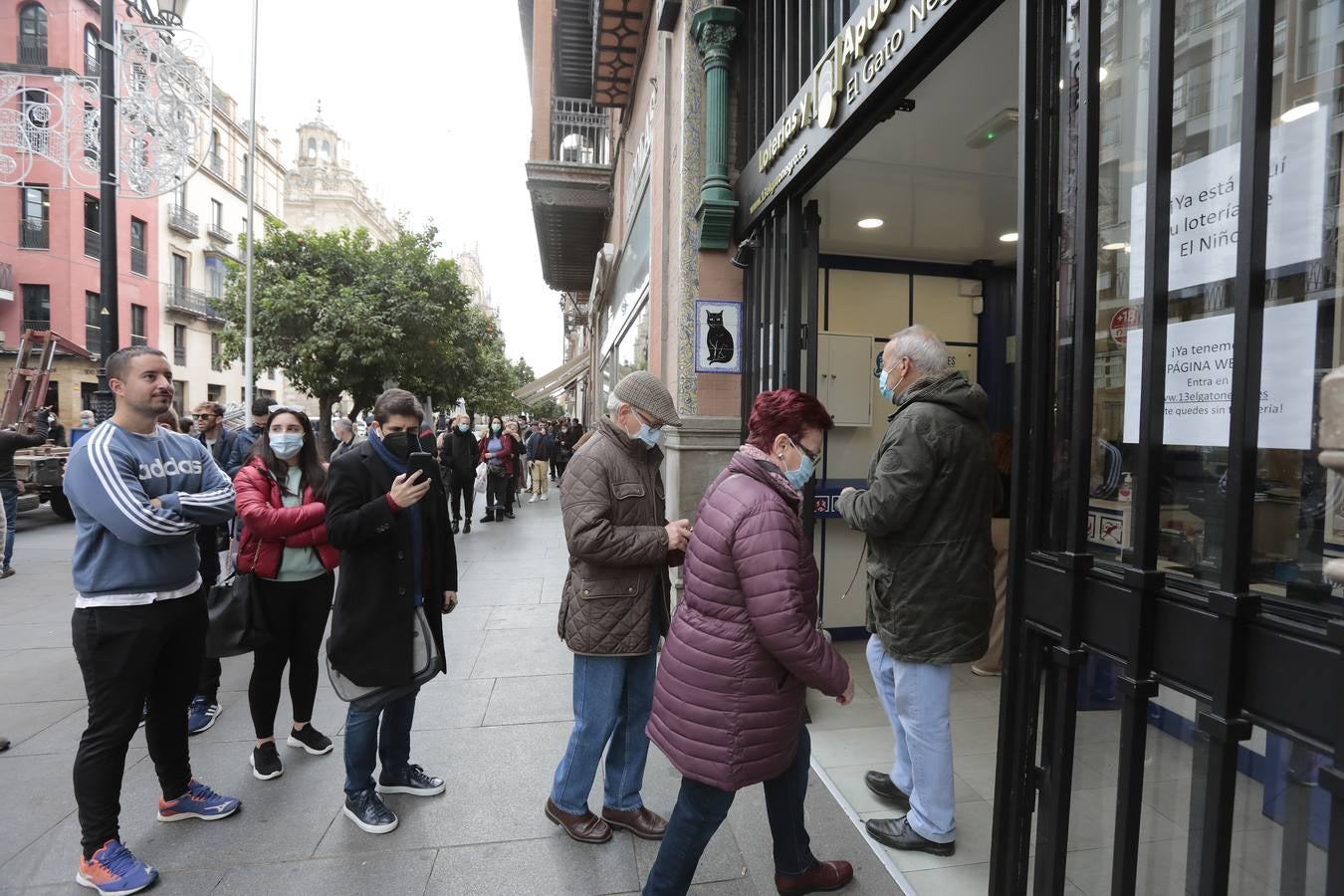 Los sevillanos apuran hasta última hora para buscar la suerte en la Lotería de Navidad. RAÚL DOBLADO