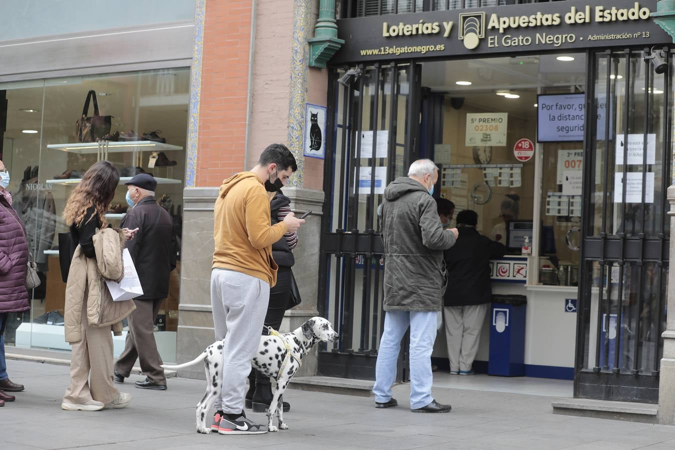 Los sevillanos apuran hasta última hora para buscar la suerte en la Lotería de Navidad. RAÚL DOBLADO