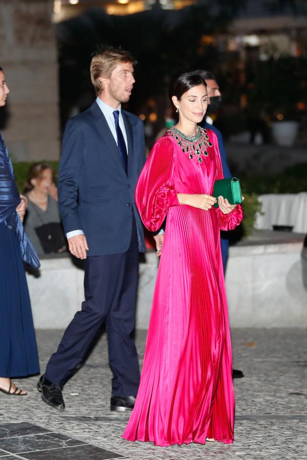 Sassa de Osma en la boda de Philippos de Grecia y Nina Flohr. El enlace congregó a las casas reales de toda Europa y en su caso apostó por un modelo fucsia de seda con plisados y vuelo de la colección primavera / verano 2022 de Andrew GN, al que añadió accesorios verde esmeralda y con el que se veía espectacular.