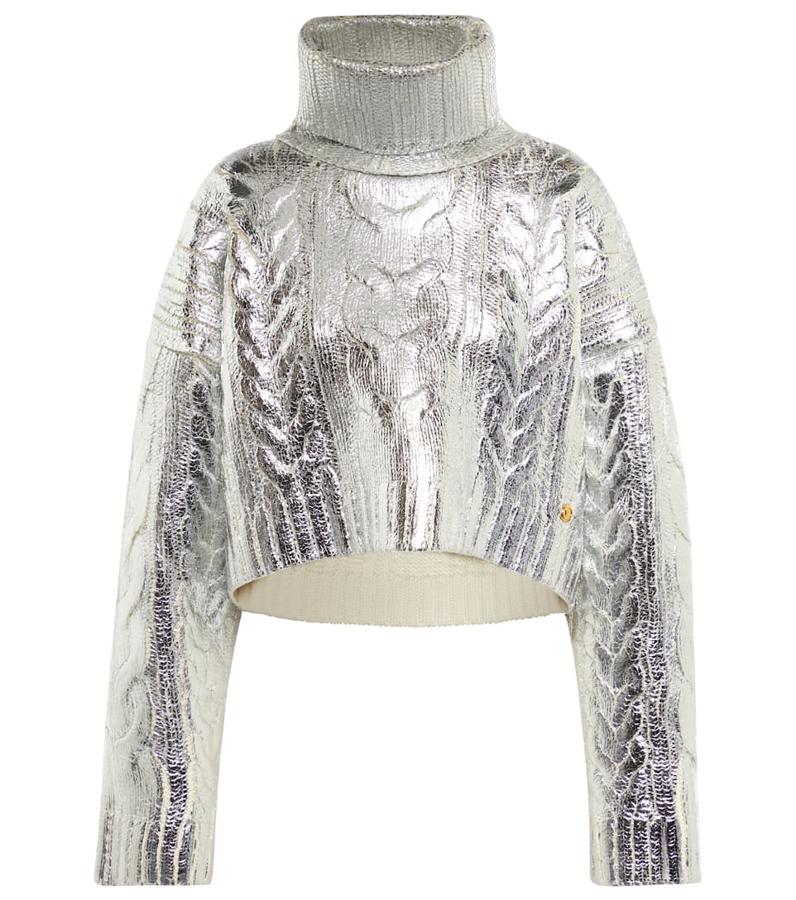 Balmain - Jerséis navideños para lucir estas fiestas. Jersey navideño cropped con cuello cisne y acabado metalizado, de Balmain. Un modelo solo apto para las más atrevidas que quieren sucumbir a la tendencia del ‘ugly swater’ aportando su toque personal. Precio: C.P.V.