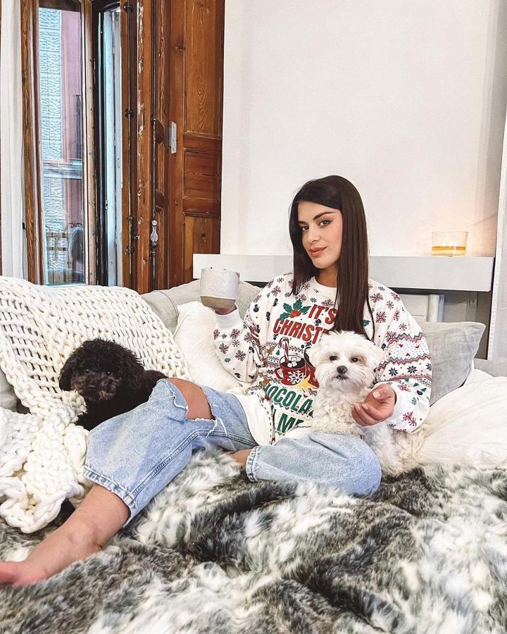 Navidad, época de lucir un 'ugly sweater'. Desde hace años, durante estas fechas llevar un jersey con todo tipo de motivos navideños es un imprescindible en las reuniones familiares. Una moda que las marcas no dudan en aprovechar dedicando colecciones en exclusiva a ellos. Las influencers por su parte también hacen lo propio compartiendo instantáneas en sus redes sociales con este tipo de prendas, que sirven a su vez de inspiración para todas aquellas que quieran lucirlo sin perder la elegancia ni su estilo personal. A continuación se recopilan algunos de estos diseños, aptos para todas y con un denominador común: no pueden resultar más apetecibles.