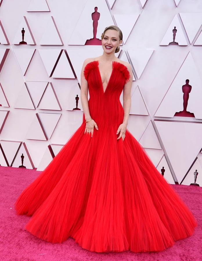 Amanda Seyfried en los Oscar. La actriz fue una de las mejor vestidas de la gala con un soberbio diseño de tul fruncido en color rojo firmado por Armani Privé de Alta Costura de la colección Primavera-Verano 2021. Un mdelo de escote pronunciado palabra de honor con detalle en 'V' y una llamativa falda de mucho volumen y cola.
