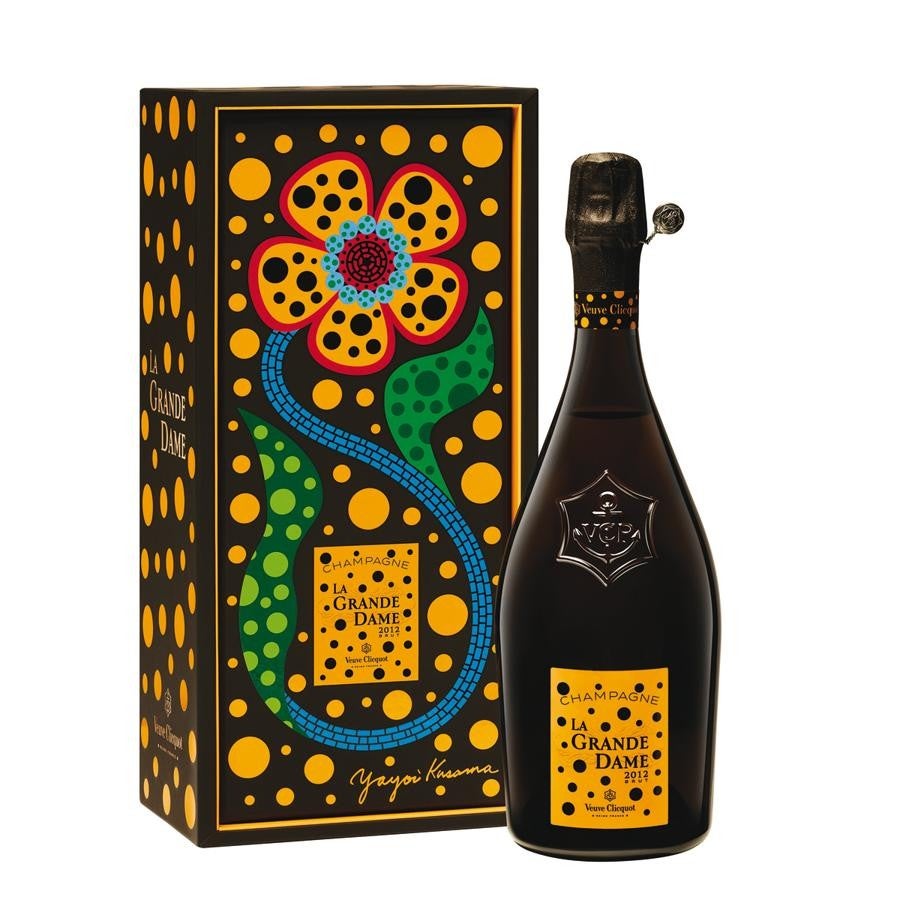 Veuve Clicquot La Grande Dame 2012 por Yayoi Kusama. La Grande Dame se creó en 1972 como homenaje a Madame Clicquot por su búsqueda de calidad, innovación y espíritu de mujer empresaria. Es la máxima expresión del estilo de Veuve Clicquot; realza la frescura y mineralidad, gracias al maravilloso terruño de las uvas. Para la edición del nuevo vintage de Veuve Clicquot, Yayoi Kusama adorna la caja y la botella de La Grande Dame 2012 con sus icónicos símbolos. La opulenta flor simboliza la vida, el amor y la paz. Los lunares, estampado por excelencia de la artista japonesa, se transforman en las burbujitas de champagne que conforman La Grande Dame 2012. Notas iniciales de flores blancas, como el jazmín, madreselva y flor de vid, seguidas de matices afrutados de manzana, pera y melocotón. Precio: 190€.