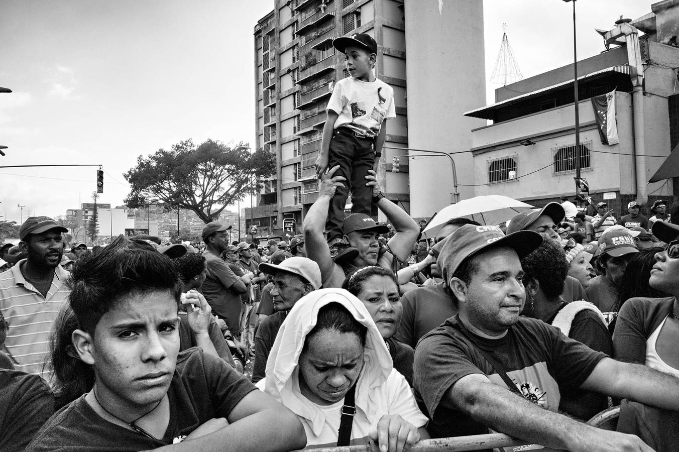 Un grupo de partidarios del presidente Chávez el día de su funeral. Miles de personas siguieron la caravana fúnebre que transportaba los restos del mandatario, fallecido el pasado 5 de marzo de 2013 tras dos años de lucha contra el cáncer. 