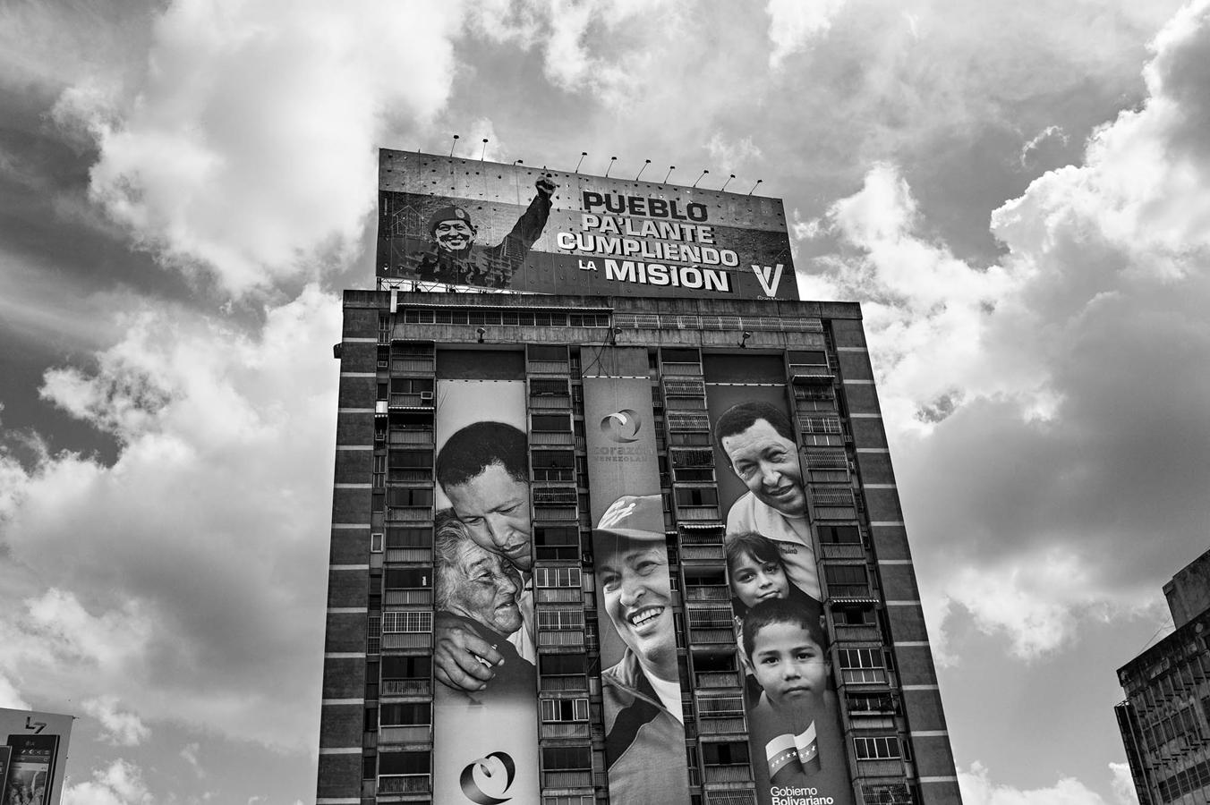 Un edificio en Caracas repleto de propaganda del proyecto Plan Vivienda del presidente Chávez, que promete dotar de viviendas gratuitas a los grupos más pobres del país. 