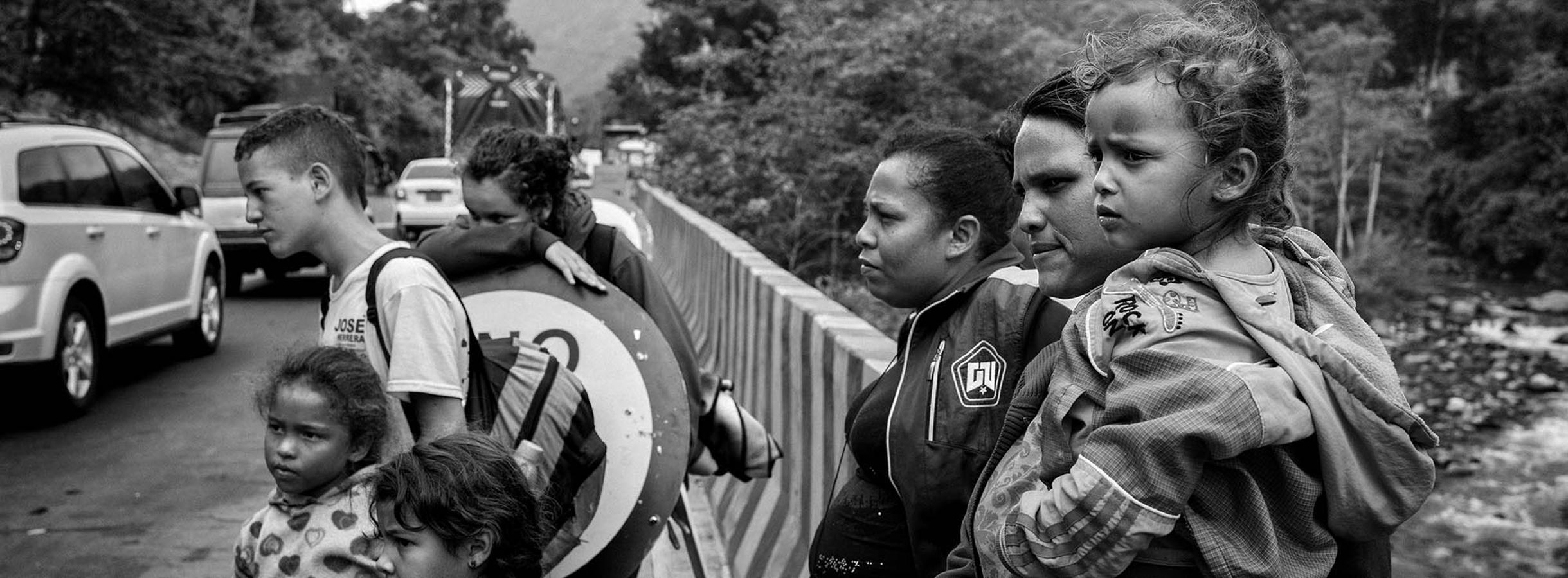 Un grupo de venezolanos camina en febrero de 2019 por la carretera hacia Bogotá. Miles de refugiados huyen de la crisis de su país cruzando el puente fronterizo Simón Bolívar, que une Venezuela con Colombia. 