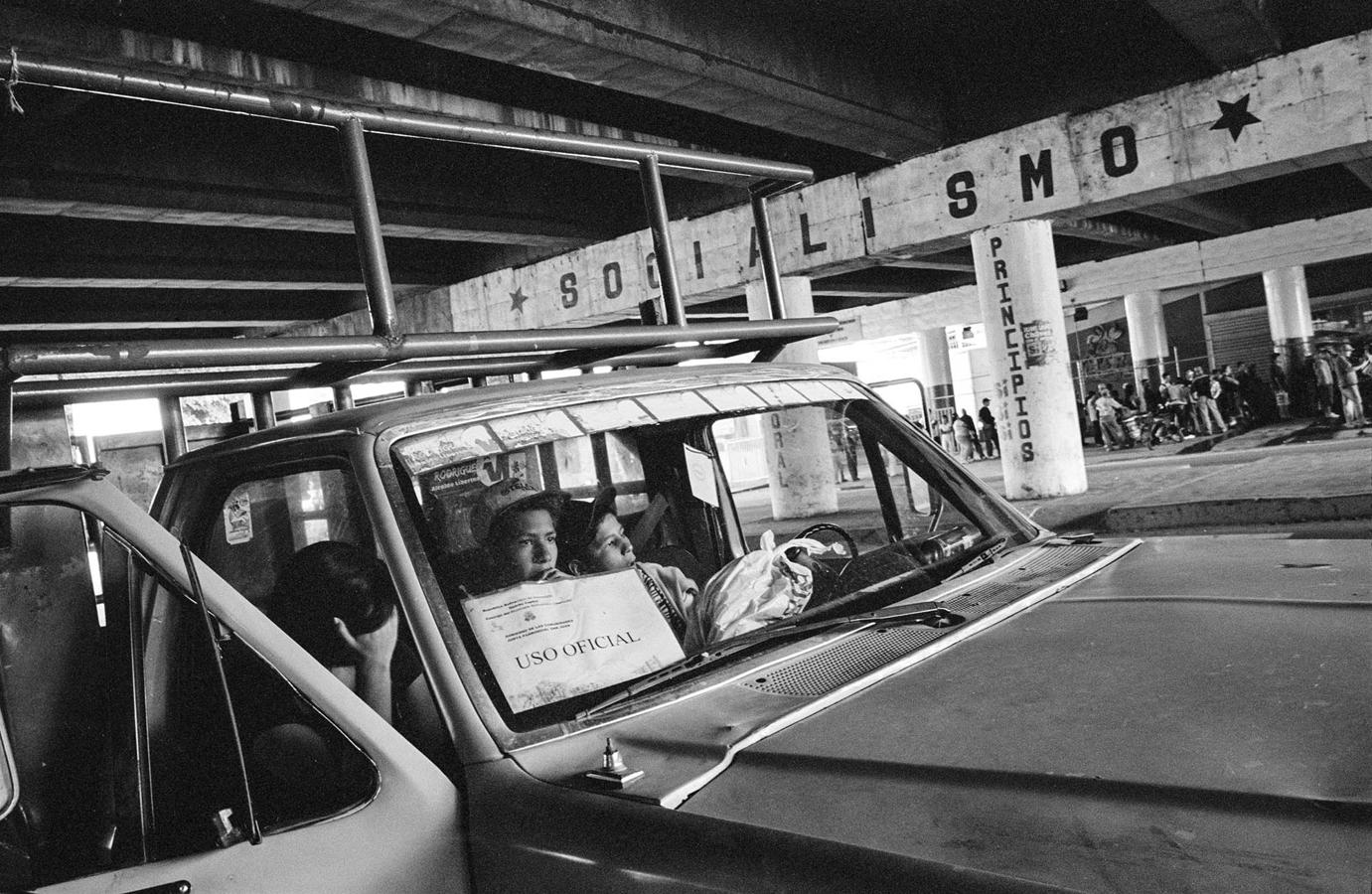 Un grupo de partidarios de Chávez espera en un coche oficial en las calles de Caracas. 