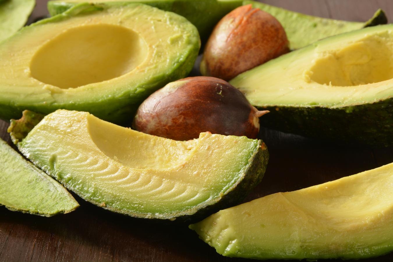 Aguacate. Tal como dicen desde nutritienda.com, el aguacate se puede tomar solo, en guacamole, en ensalada o tipo cocktail. Se trata de un alimento que mucha gente considera que es muy calórico, pero sus beneficiosas propiedades compensan. El nutriente que más destaca es la grasa, pero la denominada grasa buena monoinsaturada, como el ácido oleico. Aporta también potasio, magnesio, vitamina B y vitamina E. Además, posee ácido fólico y es un potente antioxidante. Si se toma en ensalada con lechuga, langostinos y manzana lo ideal es no acompañarlo de salsa rosa prefabricada, sino de algún aderezo casero y saludable.