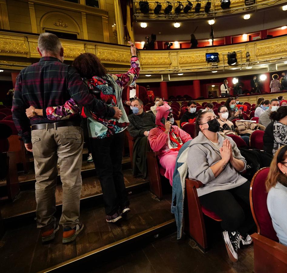 Una de las asistentes se encomienda a lo más divino para que su décimo sea el premiado. 