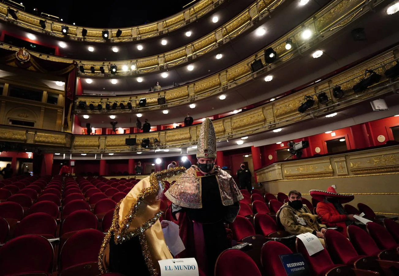 Llegan al Teatro Real de Madrid los primeros ciudadanos disfrazados, entre ellos, el tradicional 'obispo'.. 