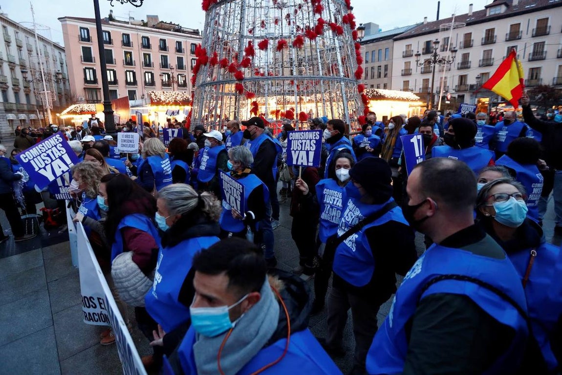 Manifestación de loteros para exigir una comisiones justas a las puertas del Teatro Real. 