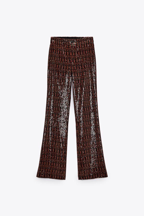 Pantalón con cierre frontal, de tiro bajo y acabado en línea evasé en color teja de Zara (49,95€)