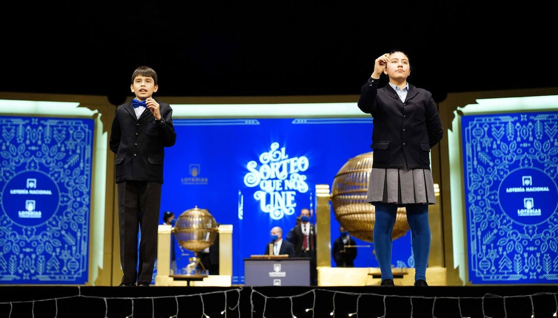 Luis y Yanisse cantan el primer quinto premio de la Lotería de Navidad. 
