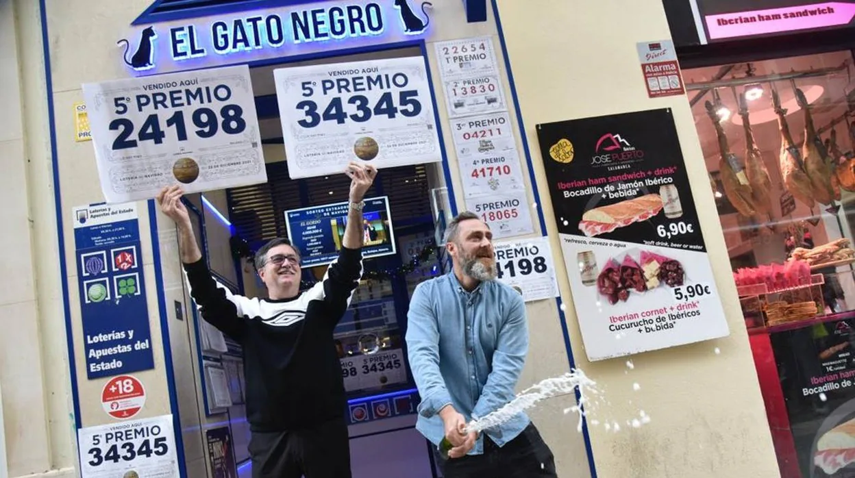 Lotería de Navidad 2021: la fortuna llega con tres quintos premios a la calle Granada de Málaga