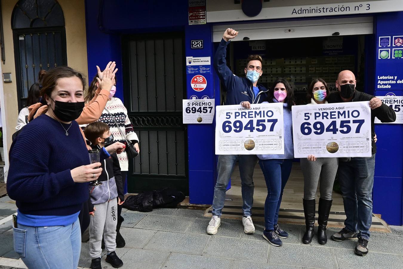 Alegría en San Pedro de Alcántara (Málaga) donde se ha vendido íntegramente el quinto premio 69457 / EFE