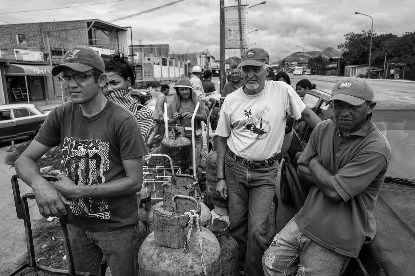 Un grupo de civiles hace cola en Barquisimeto en junio de 2016 para conseguir gasolina. La escasez en Venezuela es total y el régimen controla el acceso a los productos básicos. 