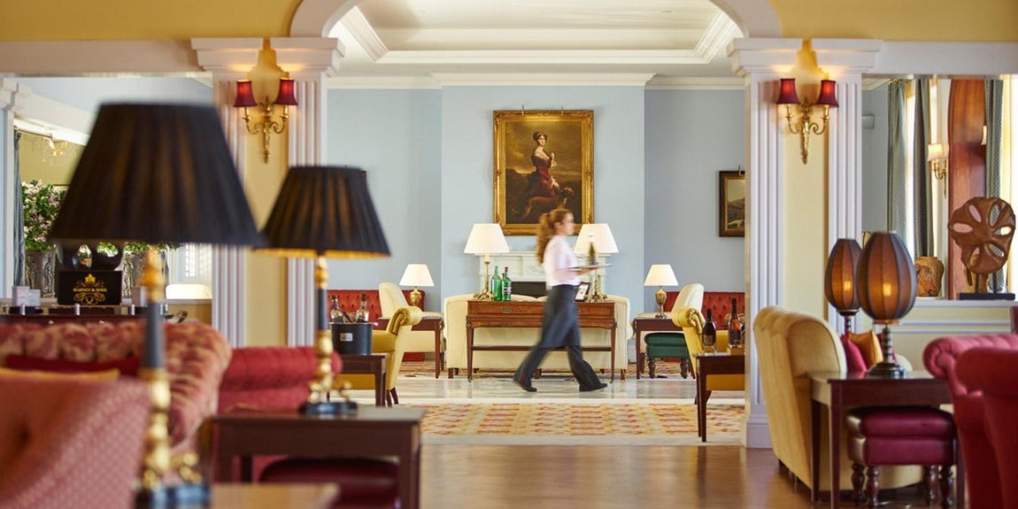 El lujoso hotel de Iker Casillas y Sara Carbonero en Oporto. El hotel cuenta con varios restaurantes, uno de ellos con dos estrellas Michelin, donde se pueden degustar los platos más típicos de la cocina portuguesa bajo una reinterpretación más vanguardista. Destacan 'The Orangerie' y 'Dick's Bar &amp; Bistro'.