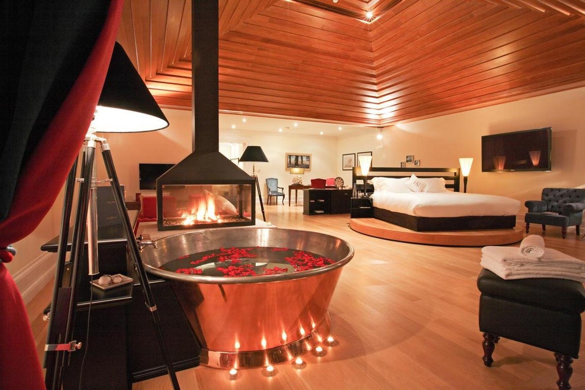 El lujoso hotel de Iker Casillas y Sara Carbonero en Oporto. Una de las suites más prestigiosas del centro es Bacchus, que destila lujo en cada rincón. Posee aproximadamente 150 m2 y todos los detalles en madera, desde la chimenea a la terraza. Toda una oda al buen gusto y la elegancia.