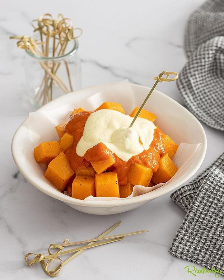 Bravas de calabaza. Hornea los dados de <a href="https://www.abc.es/bienestar/alimentacion/recetas-saludables/abci-halloween-como-pelar-calabaza-y-recetas-para-disfrutarla-202010310308_noticia.html" target="_blank">calabaza </a>durante 15 minutos hasta que cojan una textura más blanda y ya tendríamos parte de nuestra receta. Te dejamos ideas de <a href="https://www.abc.es/bienestar/alimentacion/abci-salsas-ligeras-y-sabrosas-para-alegrar-platos-201909271016_noticia.html" target="_blank">salsas para que acompañes tu plato</a>.