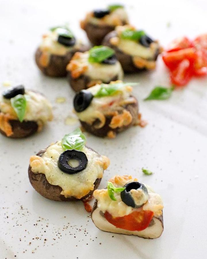 Champizzas. ¡Qué aperitivo más apetecible! Simplemente hay que pelar los <a href="https://www.abc.es/bienestar/alimentacion/recetas-saludables/abci-beneficios-champinon-y-recetas-saludables-para-incluirlo-nuestra-dieta-202011100323_noticia.html" target="_blank">champiñones </a>y sacarles el pie, colocarlos boca arriba encima de la rejilla y rellenarlos con un <a href="https://www.abc.es/bienestar/alimentacion/abci-tomate-202002121421_noticia.html" target="_blank">tomate</a>, echar un poco de mozzarella por encima y finalmente decorar con una <a href="https://www.abc.es/bienestar/alimentacion/recetas-saludables/abci-aperitivo-perfecto-receta-pate-olivas-negras-chef-bosquet-202010230235_video.html" target="_blank">aceituna</a>. Seguidamente hornear durante 5/10 minutos a 180°C o hasta que se funda la mozzarella. ¡A comer!