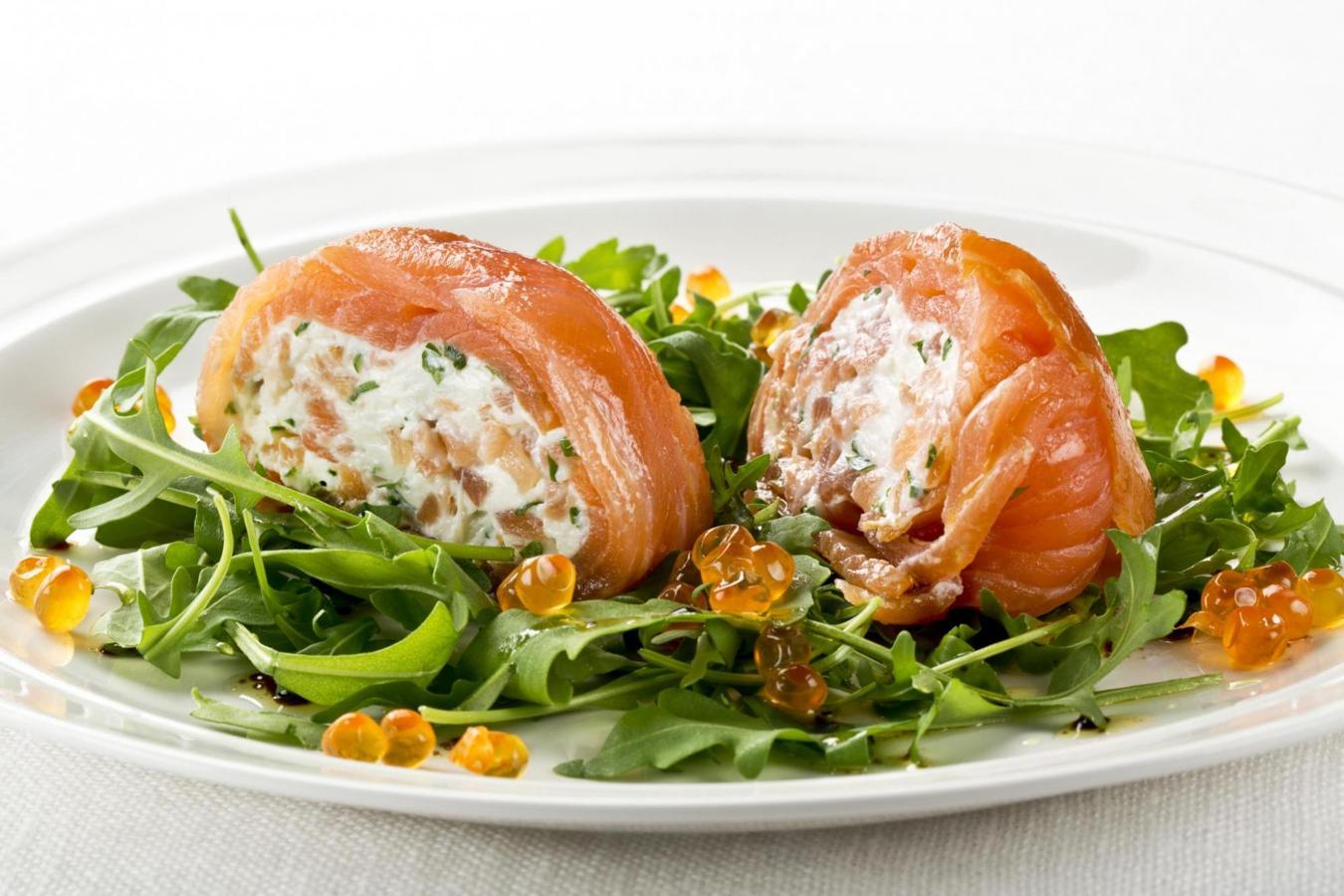 Pastelitos de salmón ahumado. Para prepararlos necesitarás <a href="https://www.abc.es/bienestar/alimentacion/abci-salmon-alimentos-mas-saludables-para-anadir-dieta-201910031317_noticia.html" target="_blank">salmón </a>ahumado noruego y para el relleno, tres cucharadas de cuscús precocido y muy picaditos <a href="https://www.abc.es/bienestar/alimentacion/abci-cebolla-202010081350_noticia.html" target="_blank">cebolla</a>, <a href="https://www.abc.es/bienestar/alimentacion/abci-tomates-no-maduran-si-dejas-frigorifico-202003040419_noticia.html" target="_blank">tomates</a>, <a href="https://www.abc.es/bienestar/alimentacion/abci-pepino-202006100738_noticia.html" target="_blank">pepino</a>, perejil, menta, <a href="https://www.abc.es/bienestar/alimentacion/abci-agua-limon-ayunas-para-adelgazar-o-creer-mezclar-lechuga-y-tomate-engorda-mitos-falsos-202004010406_noticia.html" target="_blank">limón</a>, sal y <a href="https://www.abc.es/bienestar/alimentacion/abci-cuantas-veces-puede-reutilizar-aceite-oliva-sin-pierda-propiedades-202003050131_noticia.html" target="_blank">AOVE</a>. Colocamos la mezcla sobre el <a href="https://www.abc.es/bienestar/alimentacion/abci-beneficios-salmon-y-tecnicas-para-cocinarlo-y-conservarlo-202012020259_noticia.html" target="_blank">salmón </a>y enrollamos.