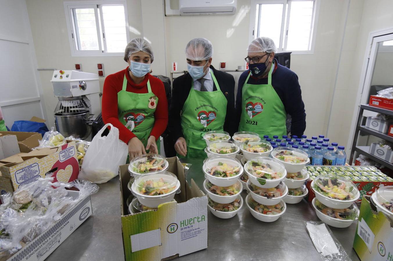 La elaboración de la cena de Navidad de Cocinillas CCF de Córdoba, en imágenes