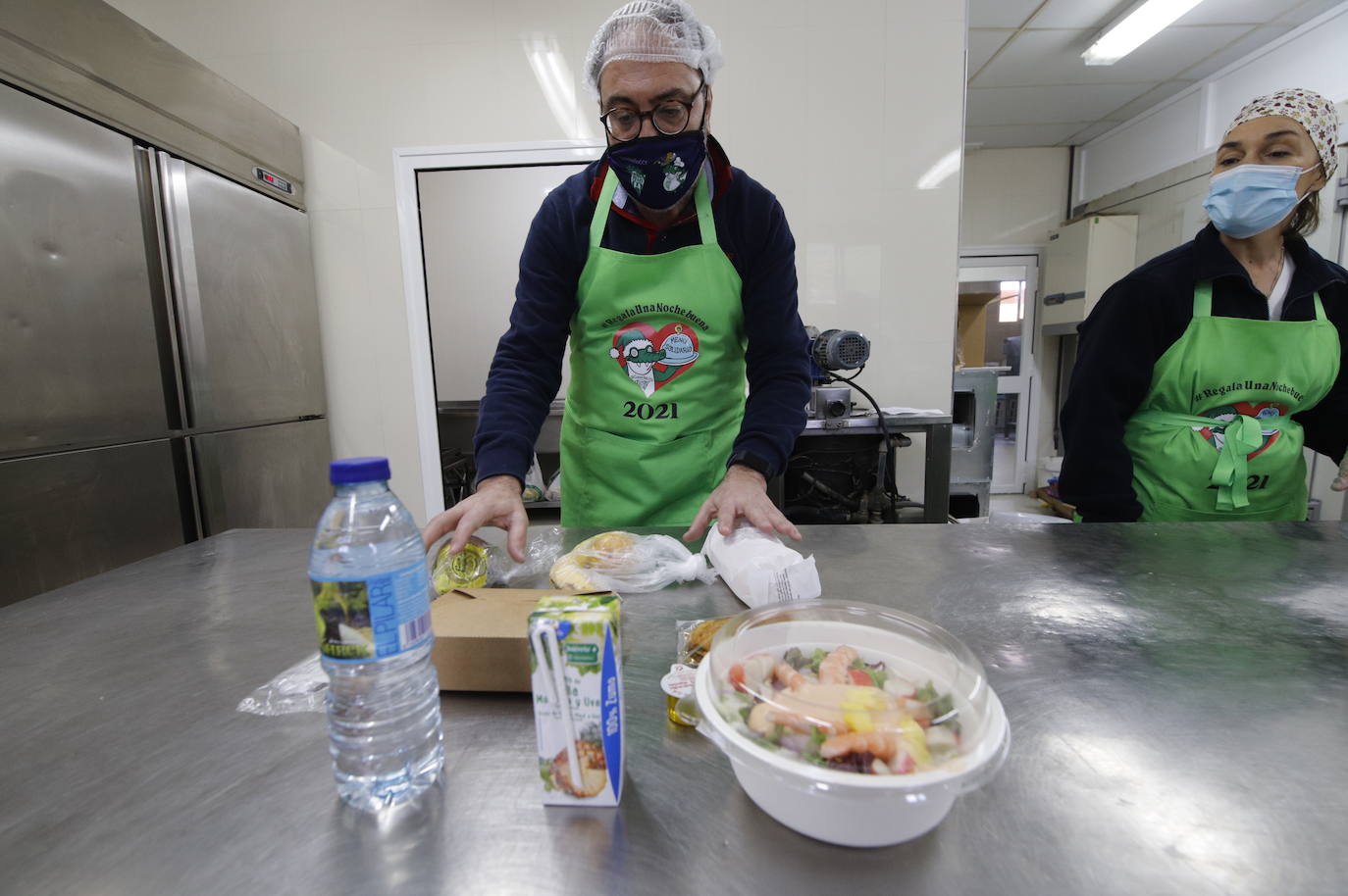 La elaboración de la cena de Navidad de Cocinillas CCF de Córdoba, en imágenes