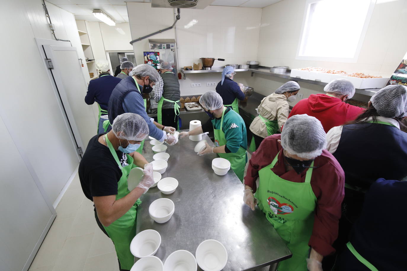 La elaboración de la cena de Navidad de Cocinillas CCF de Córdoba, en imágenes