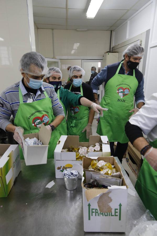 La elaboración de la cena de Navidad de Cocinillas CCF de Córdoba, en imágenes