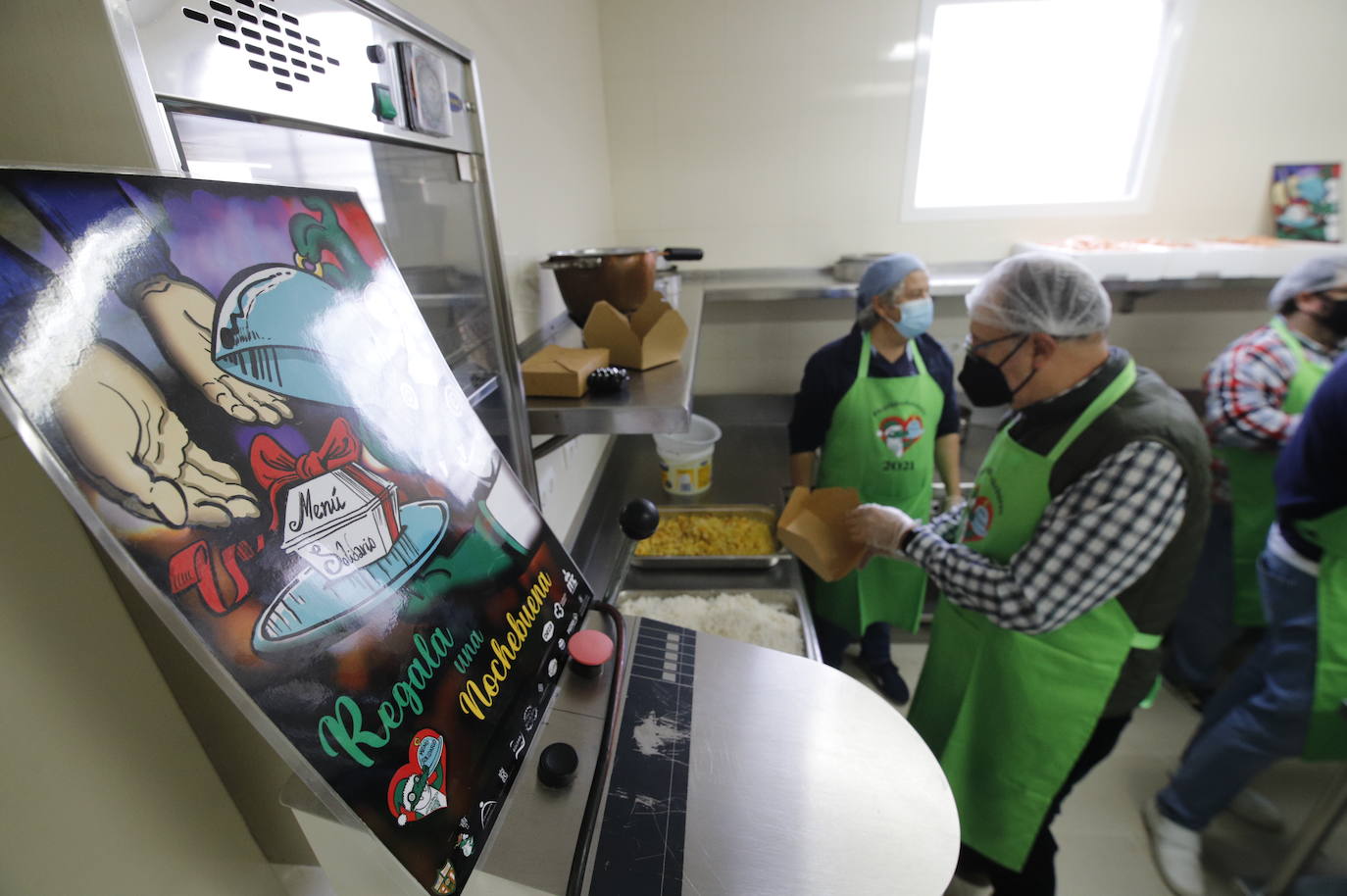 La elaboración de la cena de Navidad de Cocinillas CCF de Córdoba, en imágenes