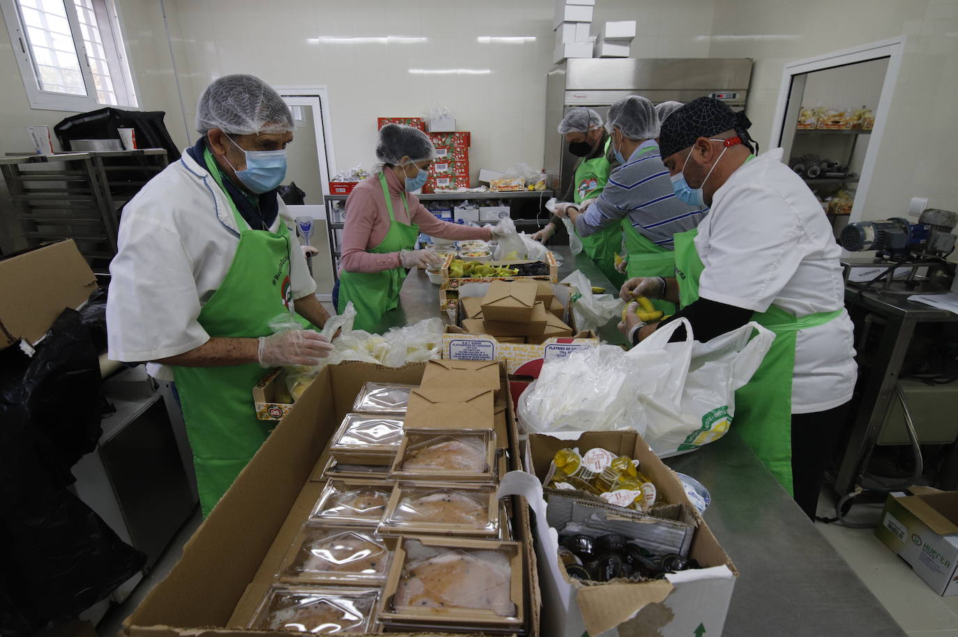 La elaboración de la cena de Navidad de Cocinillas CCF de Córdoba, en imágenes