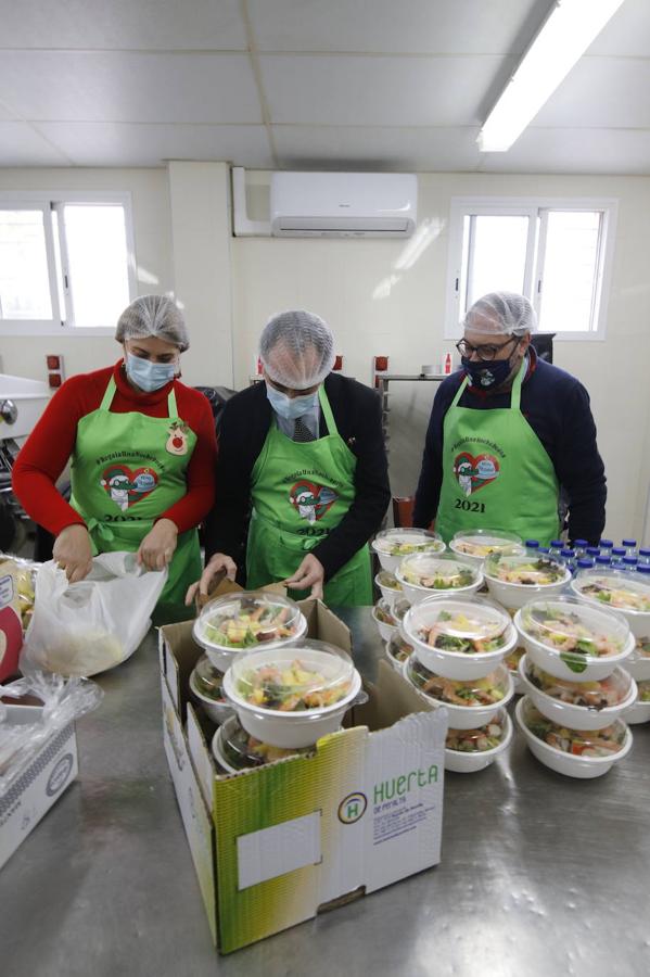 La elaboración de la cena de Navidad de Cocinillas CCF de Córdoba, en imágenes