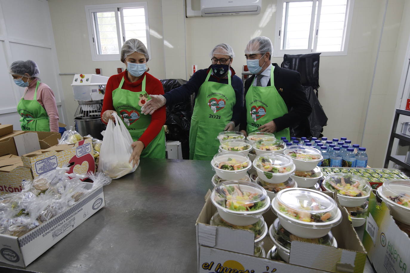 La elaboración de la cena de Navidad de Cocinillas CCF de Córdoba, en imágenes