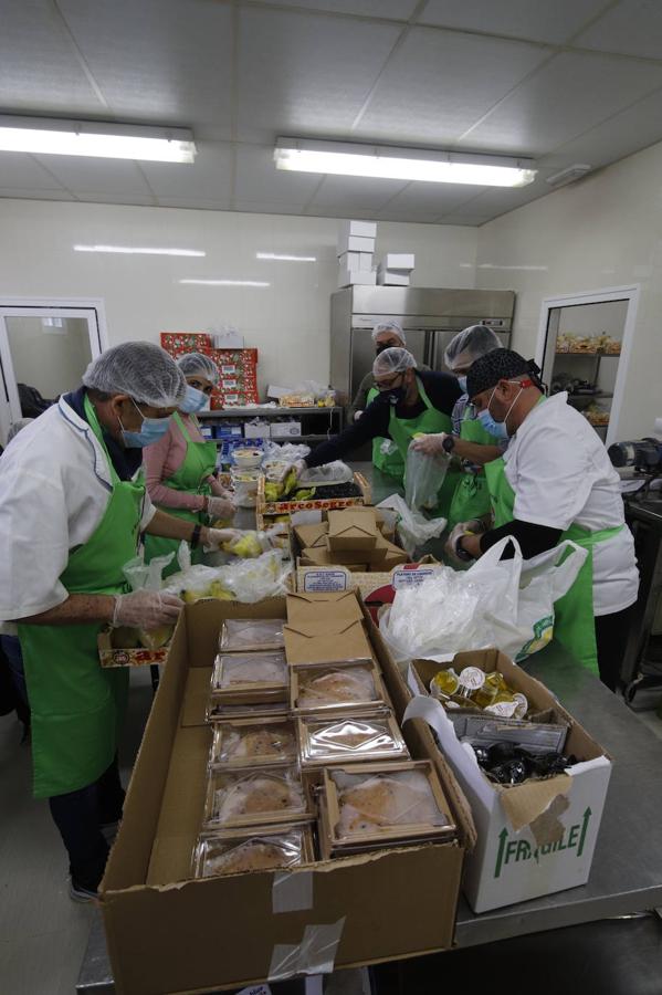 La elaboración de la cena de Navidad de Cocinillas CCF de Córdoba, en imágenes